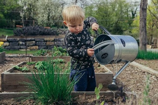 Cultiver l'amour de la terre : L'Initiation au Jardinage pour les Enfants