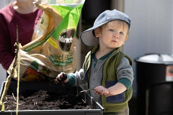 Les merveilleux atouts du jardinage pour l'épanouissement des enfants